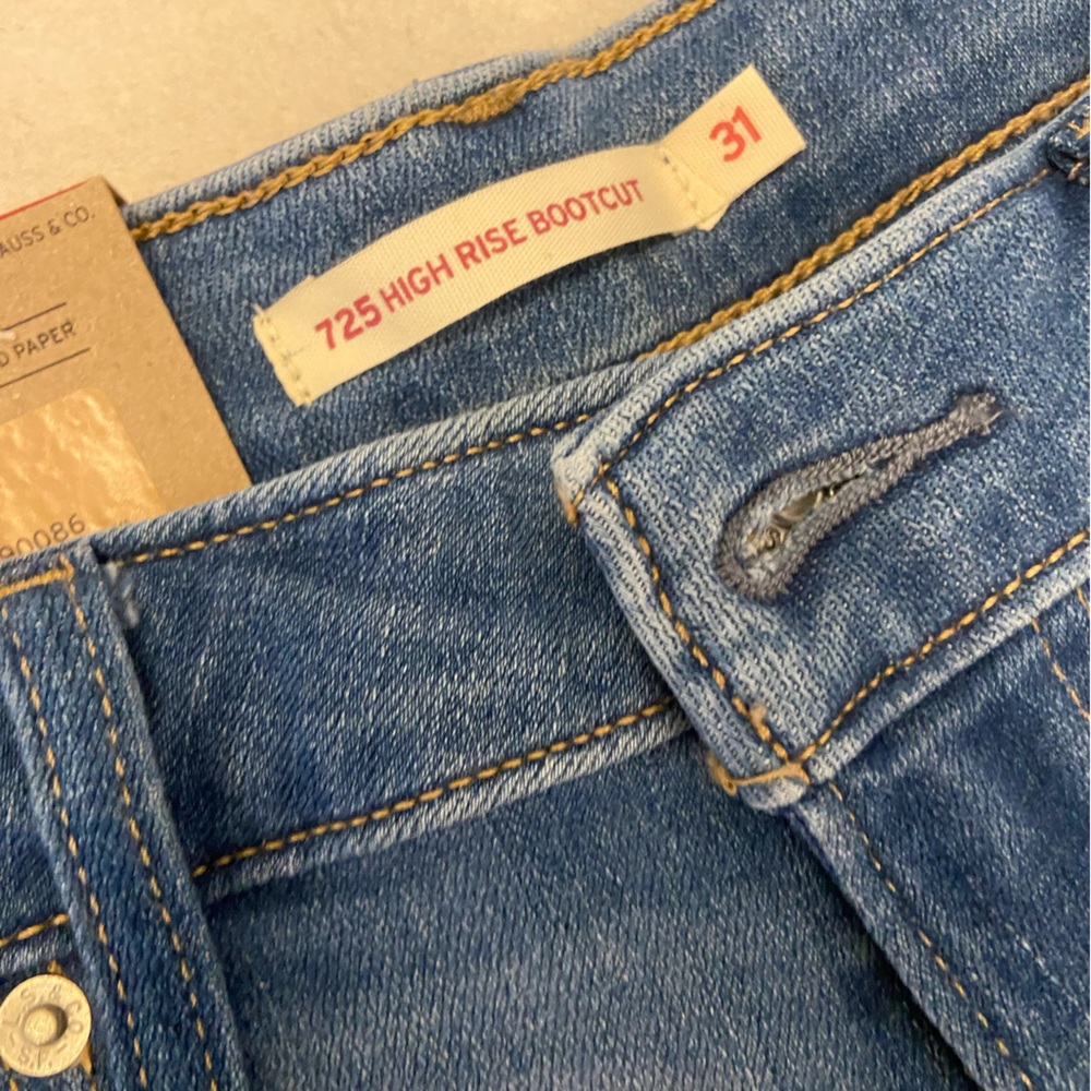 Womens Levi’s 725 high rise boot cut